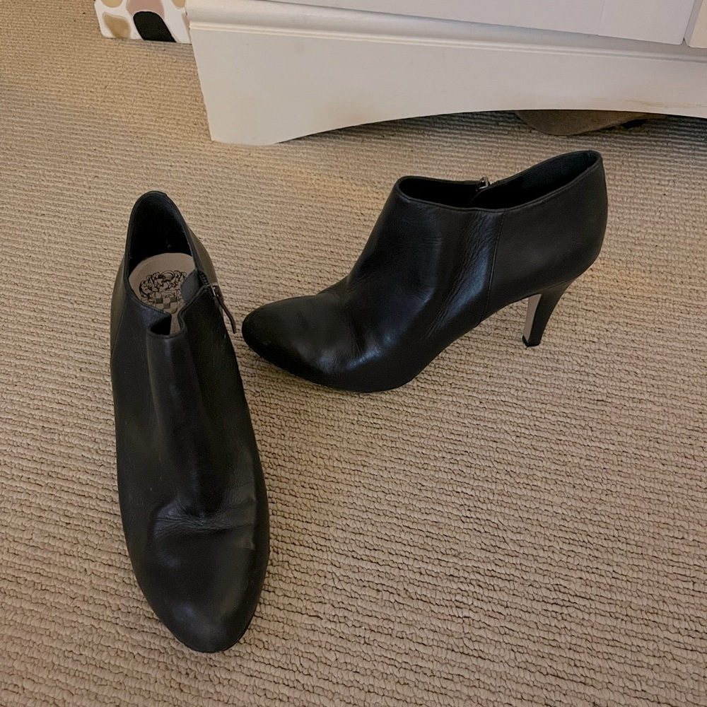 VINCE CAMUTO Black Leather Zip-Up Ankle Booties, Size 9.5 — GUC - Picture 4 of 15
